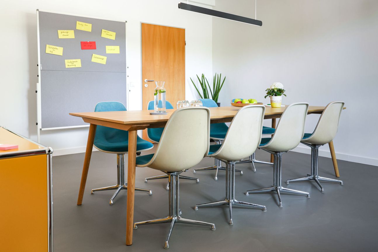 Tagungsraum Konferenztisch mit Eames Stühlen